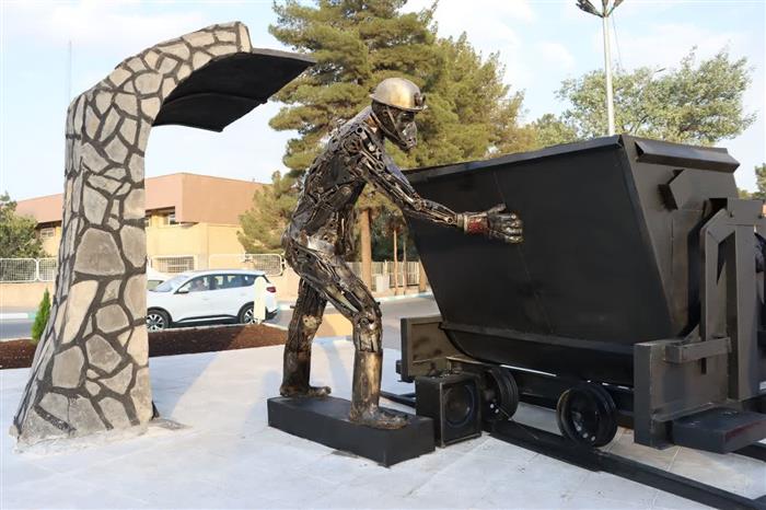 حکایت مردانی از عمق زمین در قلب یک شهر؛ اِلمان «مرد معدنچی» در شهر کرمان نصب شد حکایت مردانی از عمق زمین در قلب یک شهر؛ اِلمان «مرد معدنچی» در شهر کرمان نصب شد