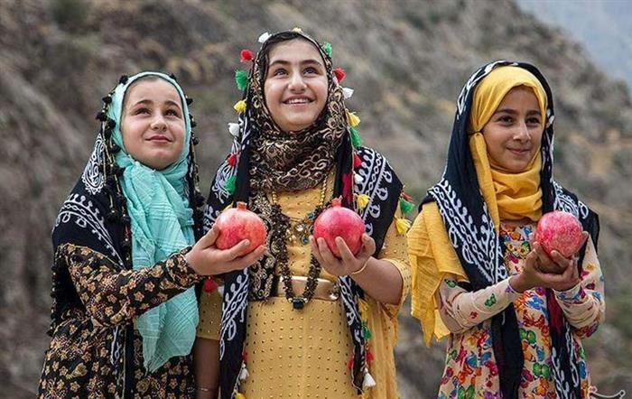 جشنواره انار در خانوک زرند برگزار میشود جشنواره انار در خانوک زرند برگزار میشود