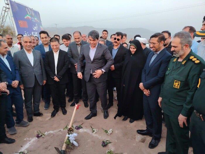 کلنگ‌زنی کارخانه فروکروم در جیرفت؛ آغاز جلوگیری از خام فروشی در بزرگترین تولیدکننده ماده کروم در کشور
