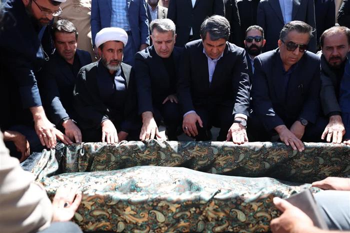 وداع کرمان با یکی از ستونهای تئاتر؛ پیکر استاد محمد نوابزاده تشییع شد وداع کرمان با یکی از ستونهای تئاتر؛ پیکر استاد محمد نوابزاده تشییع شد