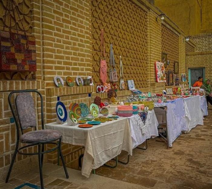 نمایش تولیدات بانوان هنرمند سیرجانی در نمایشگاه صنایع‌دستی این شهرستان