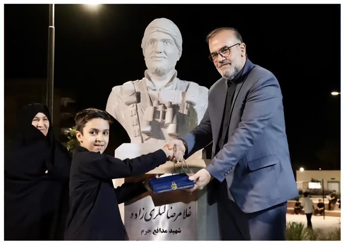 در یکصدودهمین پروژه شهری شهرداری کرمان؛ وقتی شهر به احترام یک قهرمان ایستاد؛ سردیس شهید لنگری‌زاده در بوستان جهان‌آرا رونمایی شد