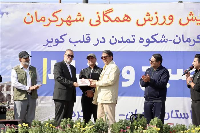 تقدیر از معمار سرعت و عمران در دیار کریمان؛ استاندار، تبلور مدیریت جهادی «تویسرکانی» را ارج نهاد