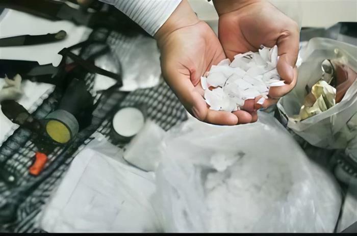 کشف ۵٠٠ کیلوگرم ماده مخدر شیشه در قلعه‌گنج/ قاچاقچیان متواری شدند ‌