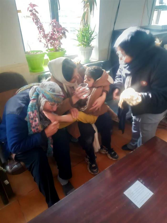 کودک ۴ ساله مفقود شده بردسیری با تلاش ماموران پاسگاه دستکار پیدا شد