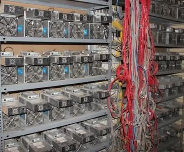 پلیس کرمان خبر داد؛ کشف ۴۰ ماینر غیرمجاز در یک کارگاه متروکه